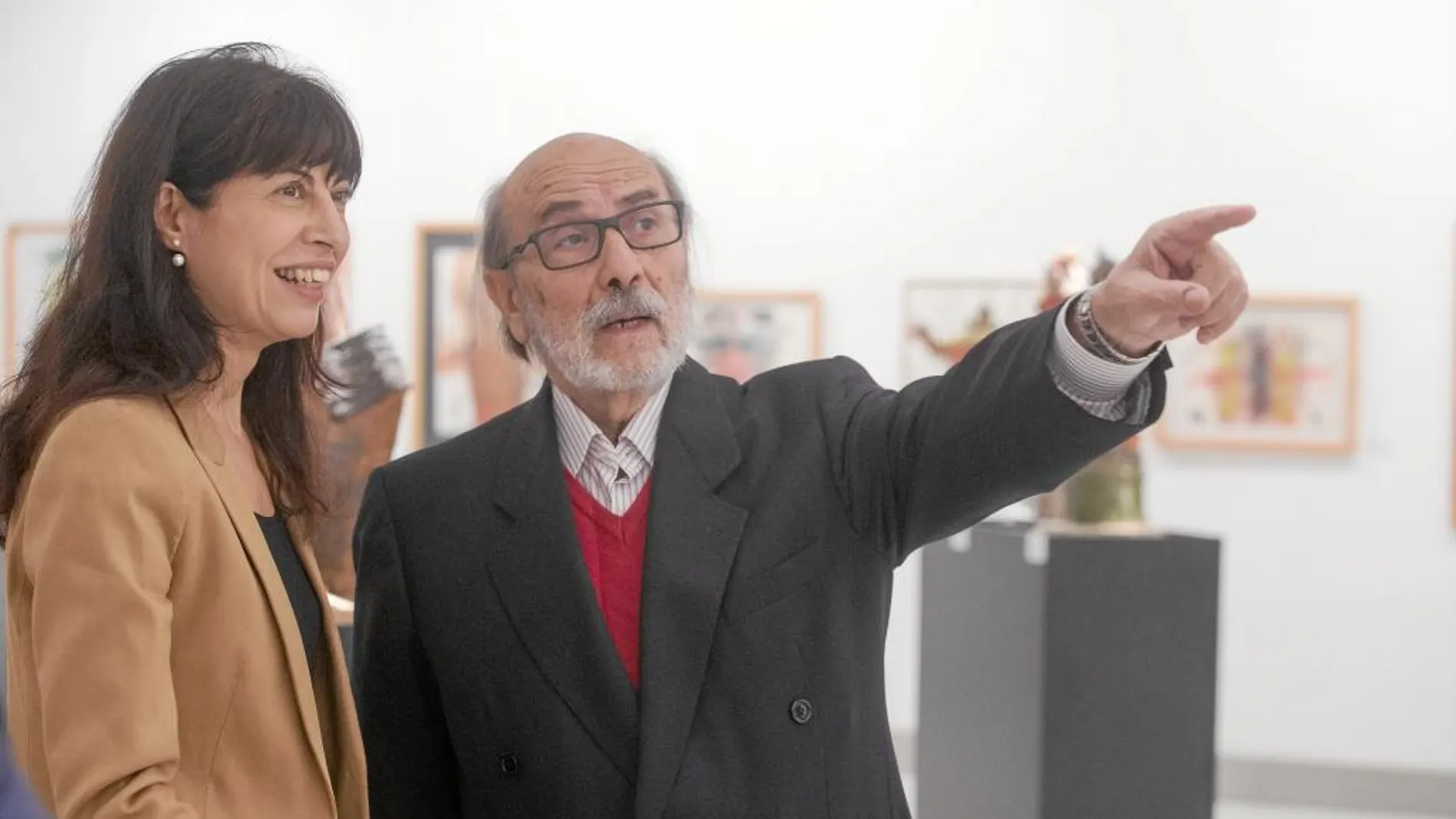 El artista Andrés Coello presenta su última obra junto con la concejal de Cultura de Valladolid, Ana Redondo