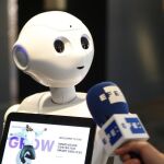 Uno de los robots del Festival Digital de Bruselas que reúne hoy a numerosos expertos que analizan las ventajas de la inteligencia artificial, como en el caso de los robots, pero también los riesgos que comporta, como los ataques informáticos