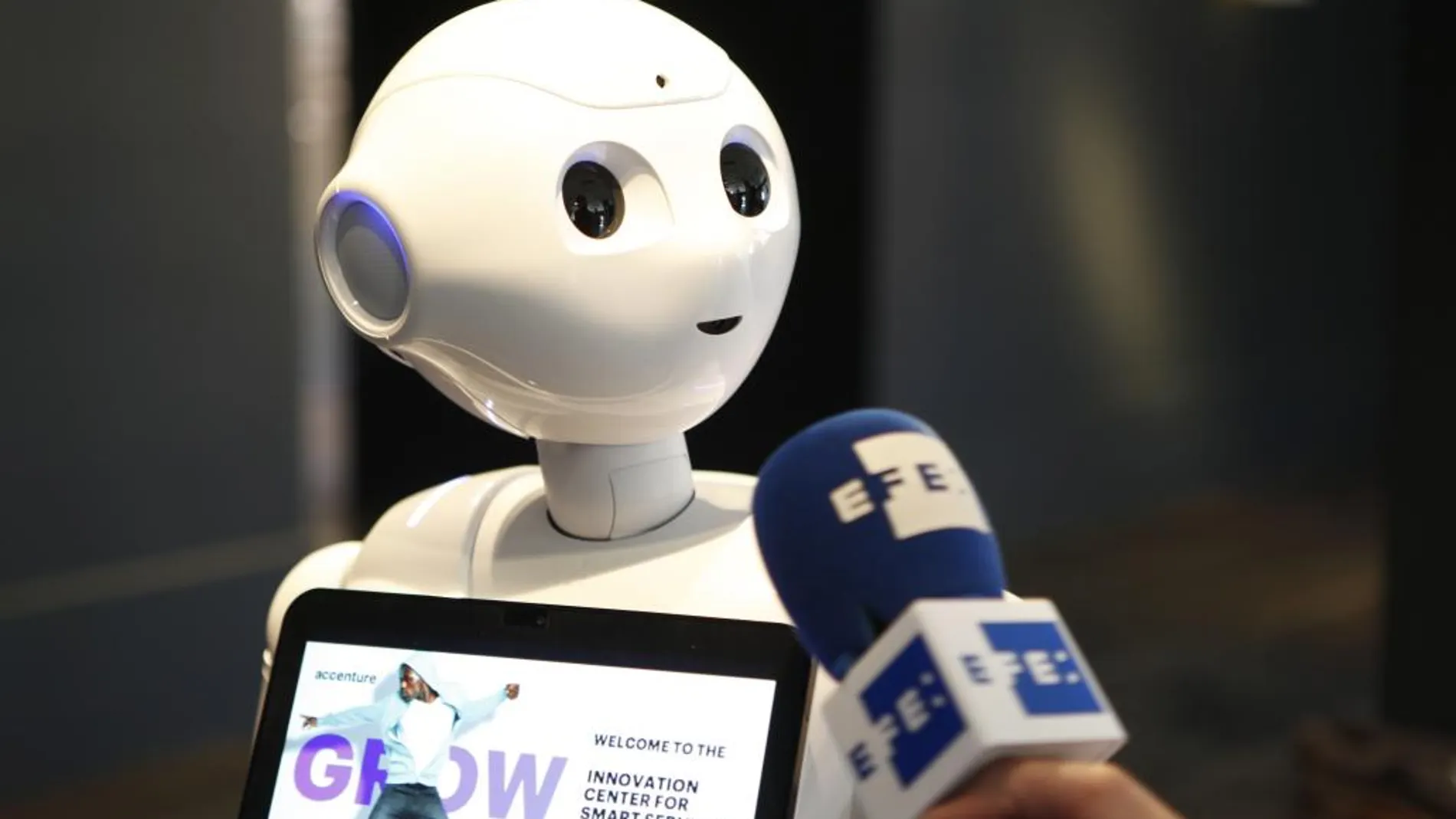 Uno de los robots del Festival Digital de Bruselas que reúne hoy a numerosos expertos que analizan las ventajas de la inteligencia artificial, como en el caso de los robots, pero también los riesgos que comporta, como los ataques informáticos
