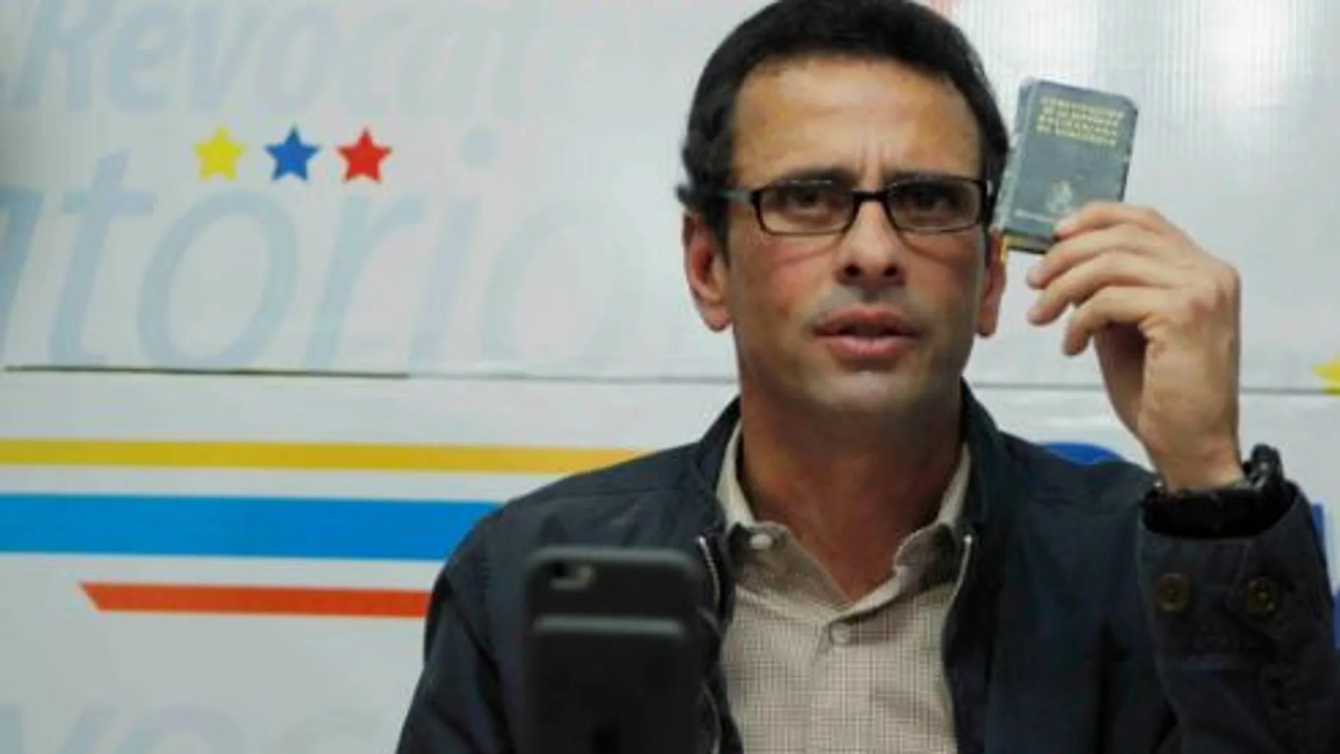 El dirigente opositor Henrique Capriles en rueda de prensa