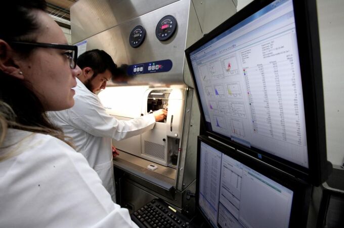 Especialistas de la lucha contra el cáncer, en un laboratorio de investigación de México, el pasado lunes