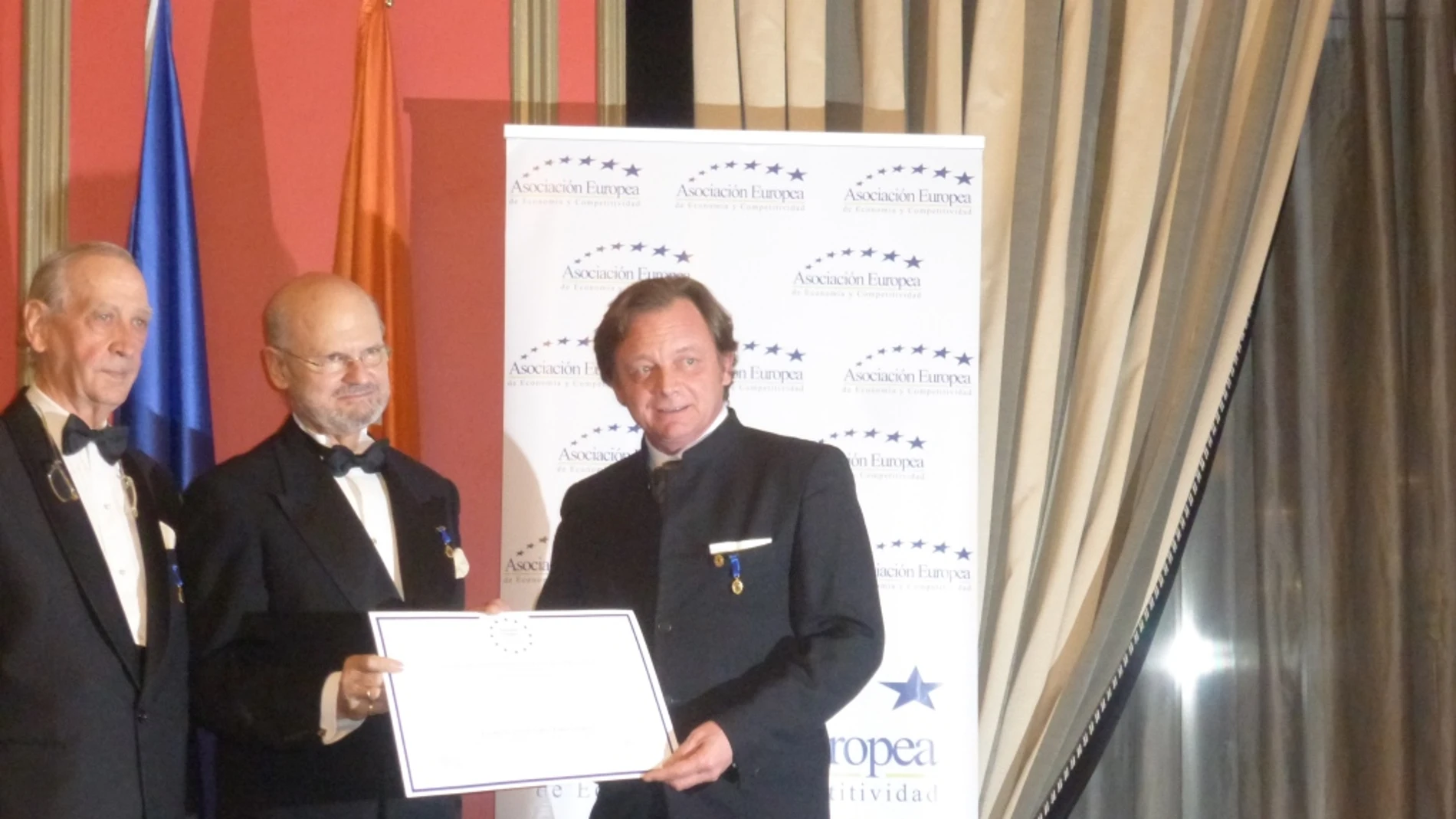 El pintor Zoltán Gábor Fodor-Lengyel, recibe la Medalla Europea al Mérito en el Trabajo