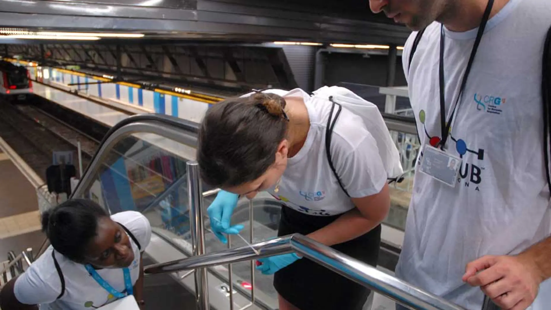 Personal del CRG tomando muestras de microbios en el metro de Barcelona