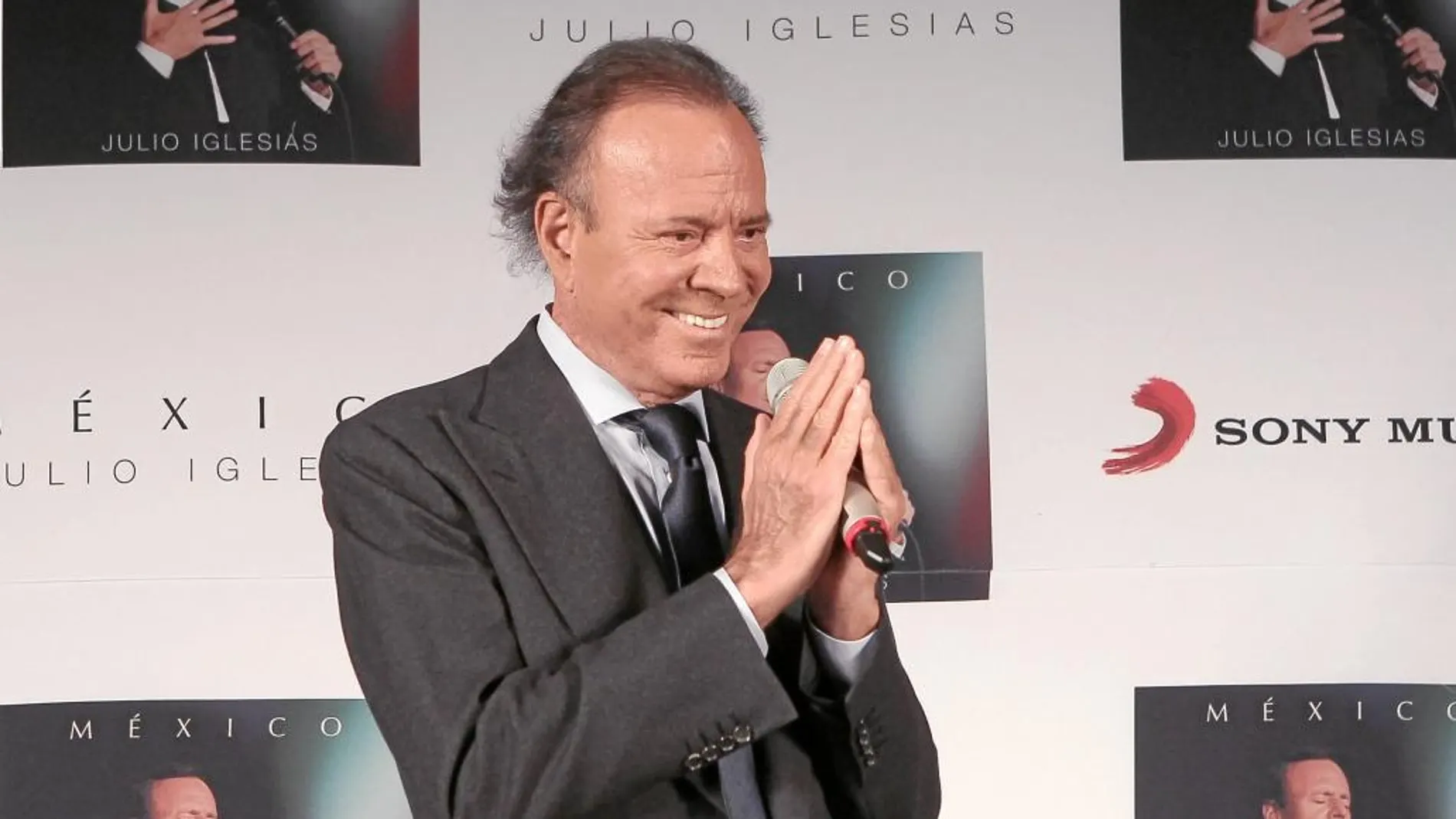 Julio Iglesias: «No canto por dinero, gano más sentado»