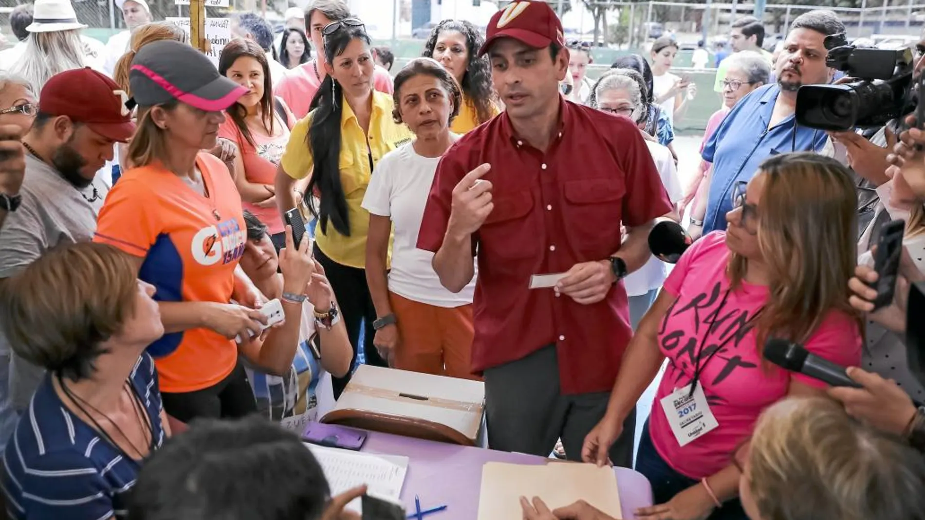 El opositor Enrique Capriles, ayer en Caracas, participa en las primarias para elegir a los candidatos a gobernador