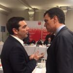 El secretario general del PSOE, Pedro Sánchez, mantiene una conversación con primer ministro Griego Tsipars