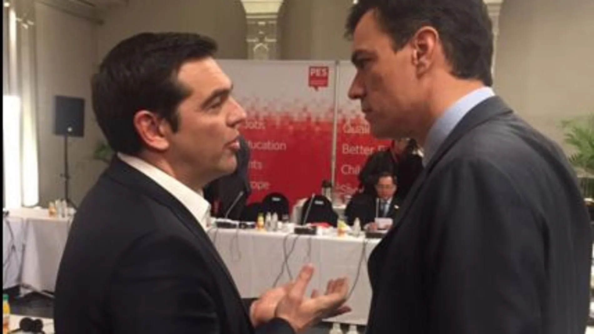 El secretario general del PSOE, Pedro Sánchez, mantiene una conversación con primer ministro Griego Tsipars