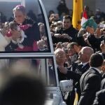 Benedicto XVI bendice a un niño en su último acto público como Papa