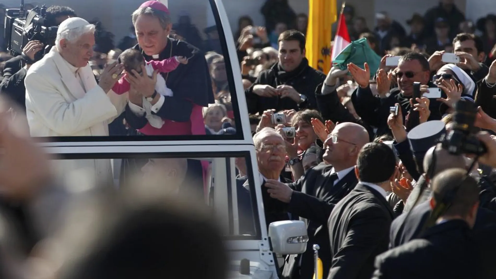 Benedicto XVI bendice a un niño en su último acto público como Papa