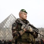 Un soldado galo permanece en guardia ante el museo del Louvre en París, en una imagen de archivo
