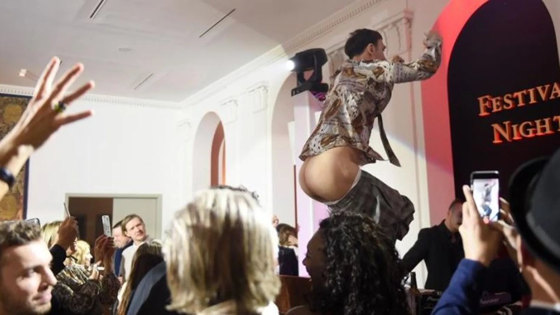 Un jurado de la Berlinale se desnuda en una fiesta en la embajada española