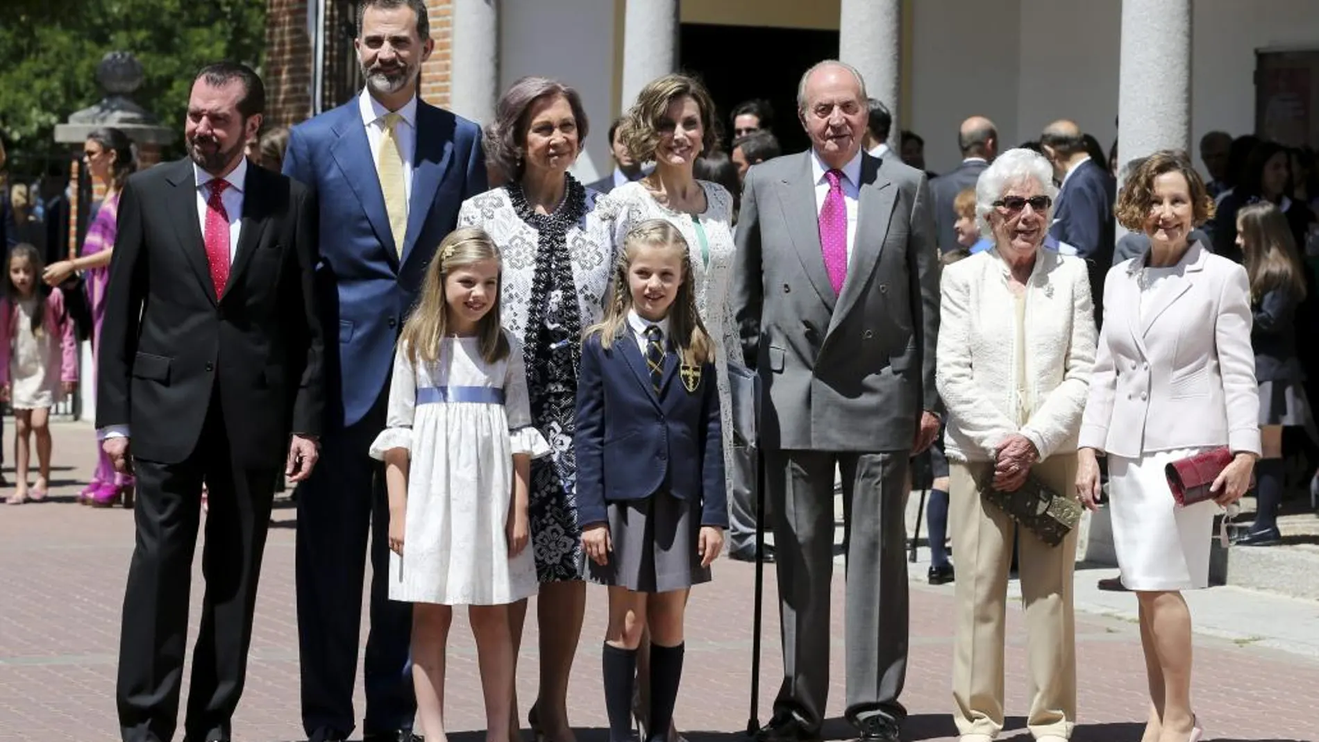 Juntos por Leonor. Los Reyes se retrataron con los padres de ambos, sus hijas y Menchu en la Primera Comunión de la princesa Leonor, en 2015
