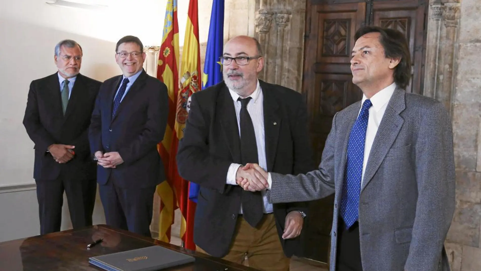 El presidente de la Generalitat, Ximo Puig, y el presidente mundial de Transparencia Internacional, José Ugaz