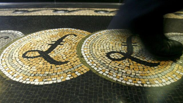 Mosaico con símbolos de la libra esterlina frente al Banco de Inglaterra en Londres