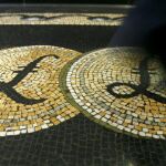 Mosaico con símbolos de la libra esterlina frente al Banco de Inglaterra en Londres