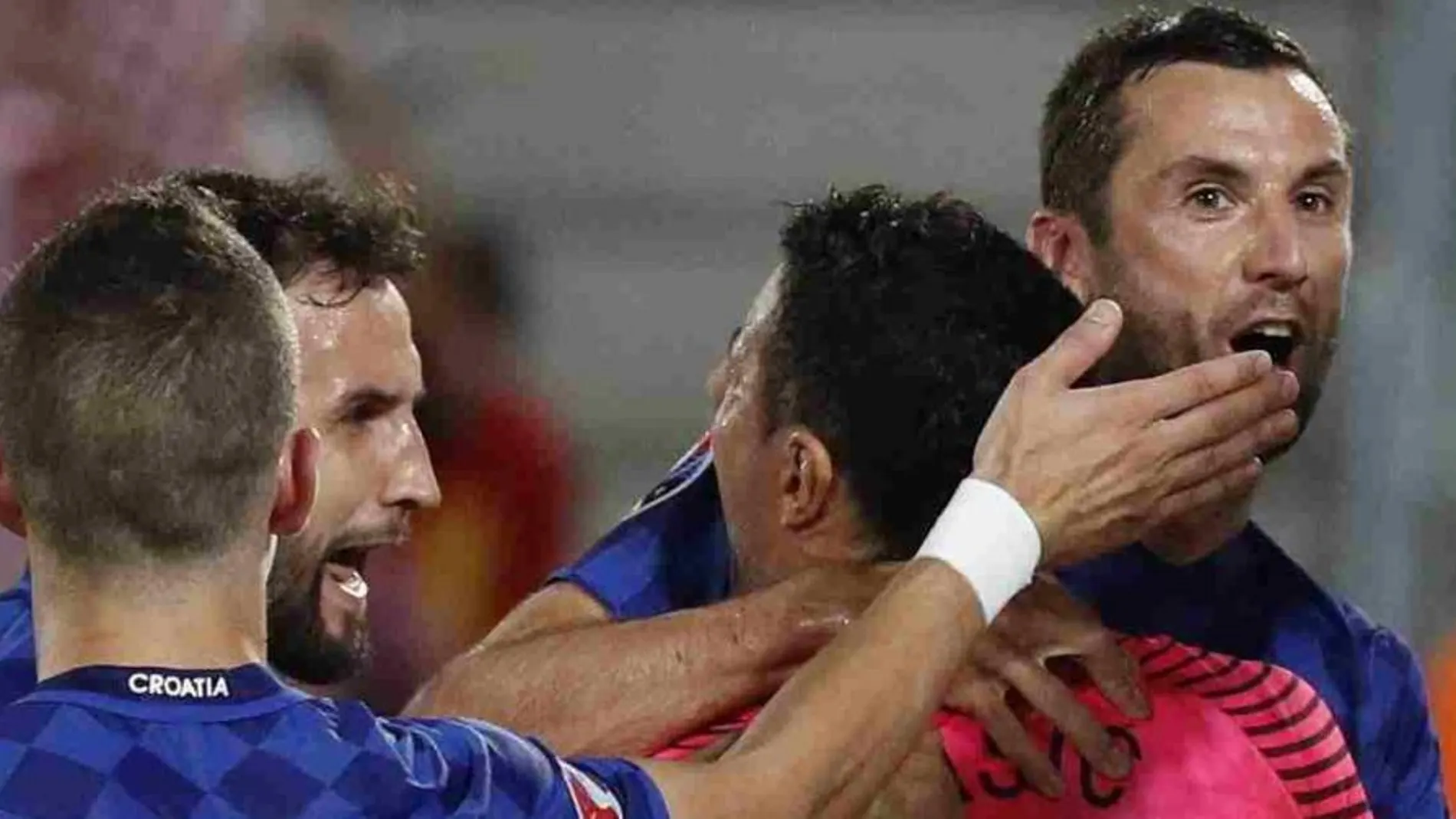 Los croatas celebra el segundo gol del equipo ante España