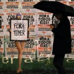 «Fuera Temer» reza un cartel tras una protesta contra el presidente brasileño en Sao Paulo, ayer