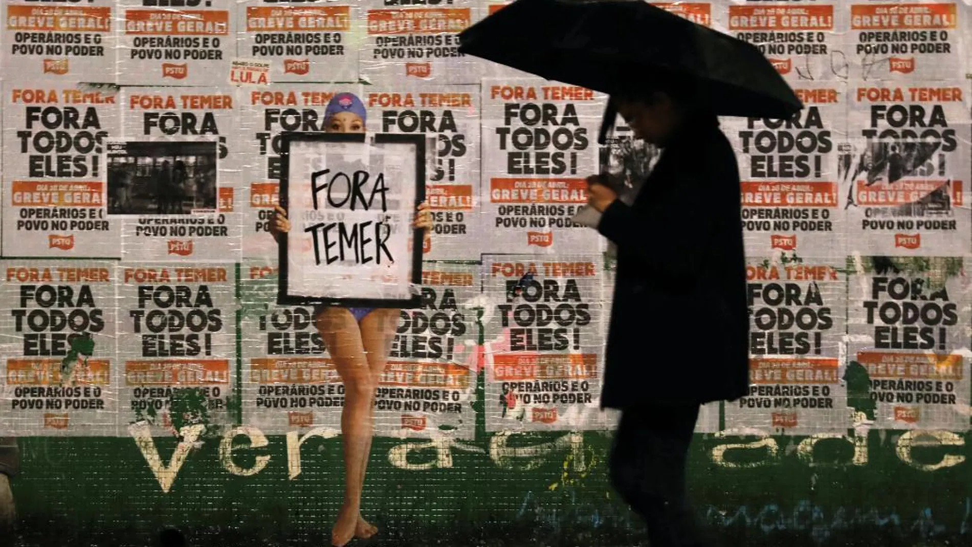 «Fuera Temer» reza un cartel tras una protesta contra el presidente brasileño en Sao Paulo, ayer