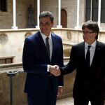 Carles Puigdemont y Pedro Sánchez, al inicio de su primera reunión en el Palau de la Generalitat.