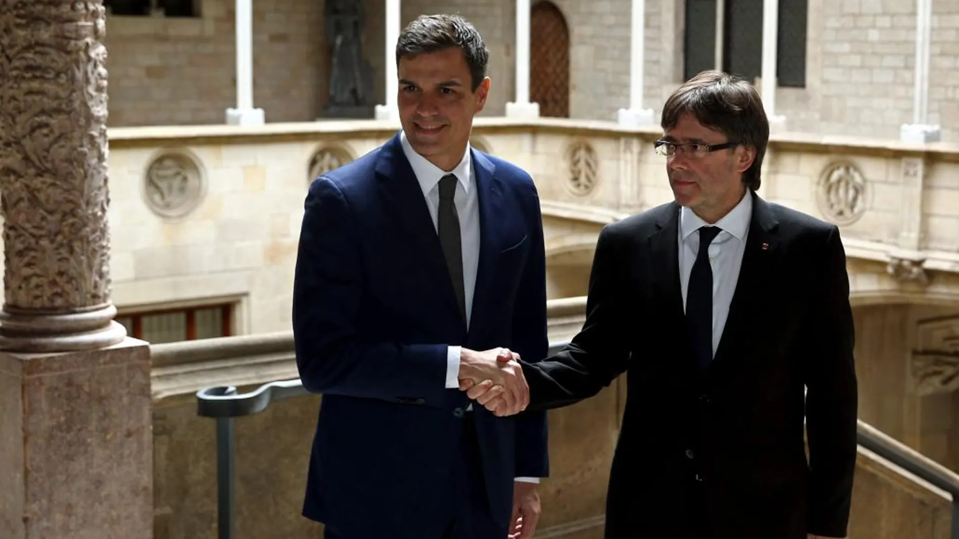 Carles Puigdemont y Pedro Sánchez, al inicio de su primera reunión en el Palau de la Generalitat.