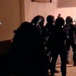 Agentes de la Policía Nacional se preparan para asaltar el domicilio de uno de los miembros de la célula yihadista desarticulada ayer en Ceuta y Marruecos