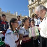 El Papa Francisco durante su reunión con niños de un coro mexicano