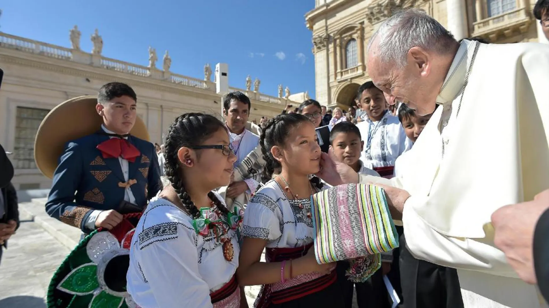 El Papa Francisco durante su reunión con niños de un coro mexicano