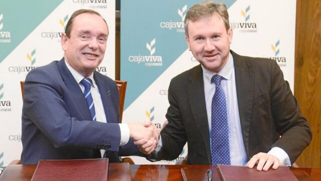 El alcalde de Burgos, Javier Lacalle, y el director general de Cajaviva, Ramón Sobremonte, tras firmar el acuerdo