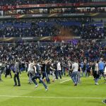 Aficionados invaden el campo de juego antes del partido de ida por los cuartos de final de la Liga de Europa de la UEFA entre Olympique Lyon y Besiktas
