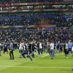  El campo del Olympique de Lyon es invadido tras una pelea entre aficiones