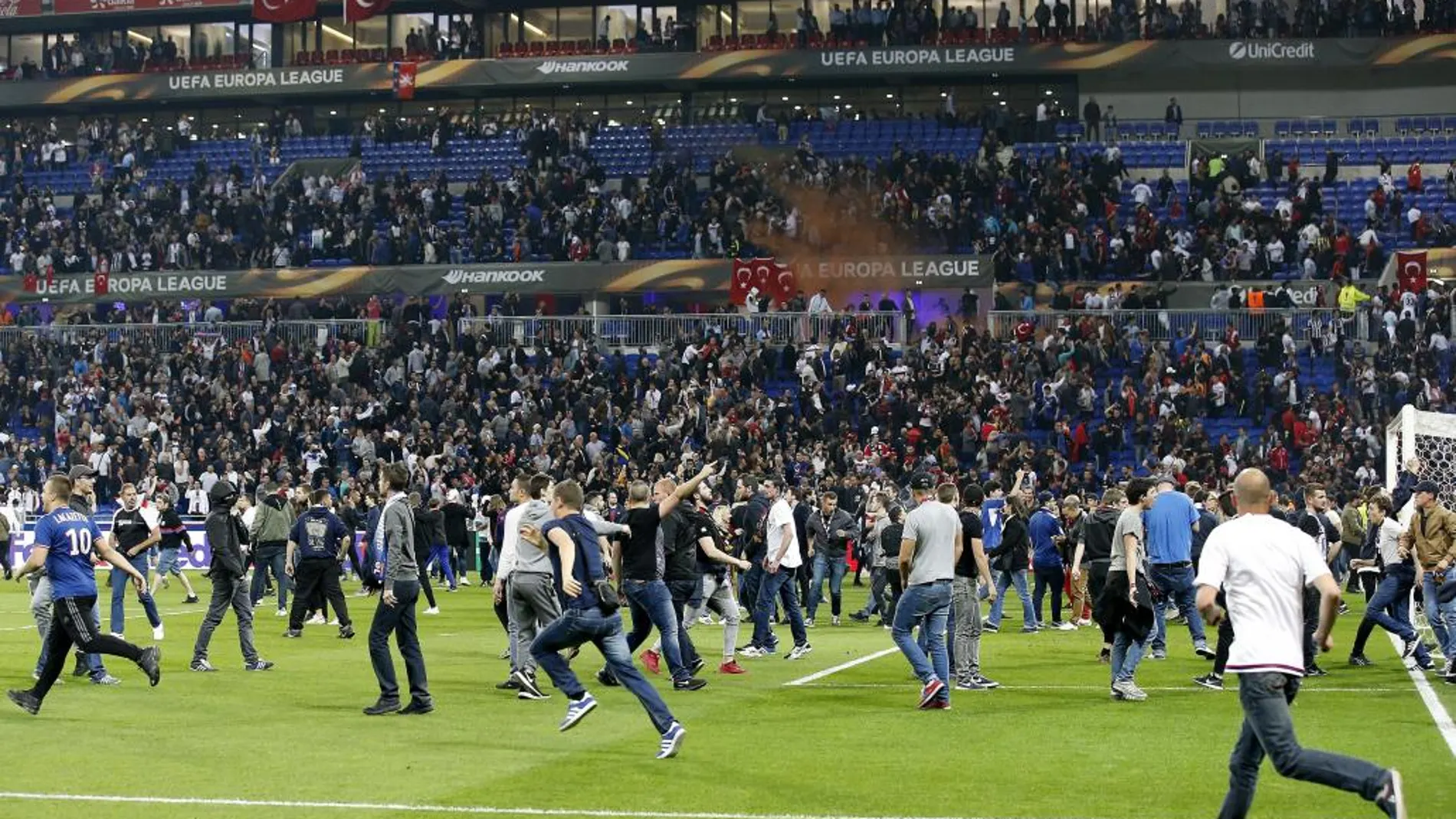 Aficionados invaden el campo de juego antes del partido de ida por los cuartos de final de la Liga de Europa de la UEFA entre Olympique Lyon y Besiktas