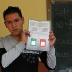 Un boliviano vota «No» en el referéndum