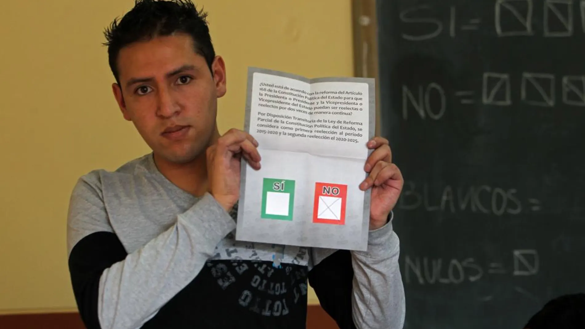 Un boliviano vota «No» en el referéndum