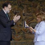 Mariano Rajoy entrega a Maria Teresa Campos la Medalla de Oro al Mérito en el Trabajo
