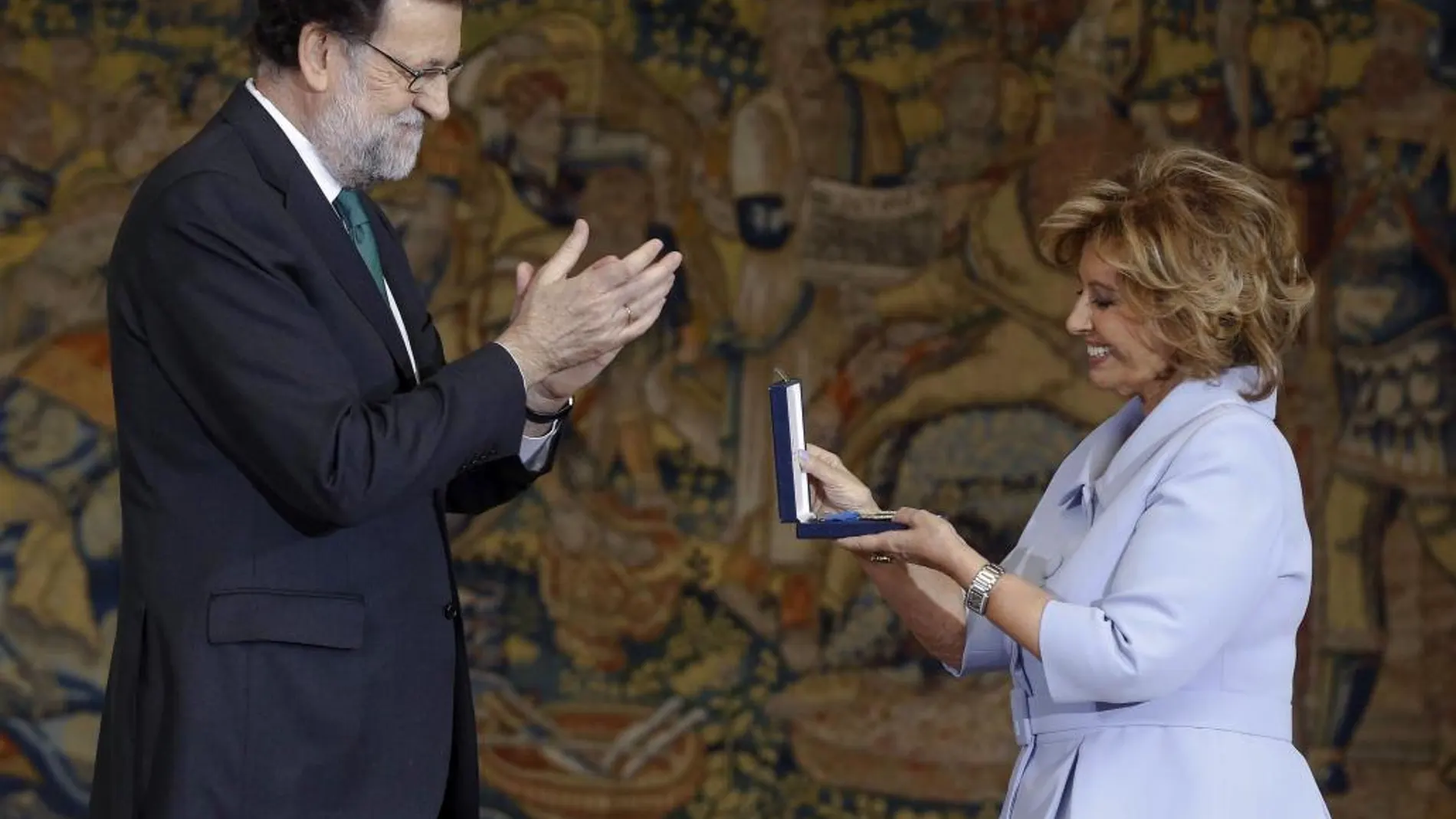 Mariano Rajoy entrega a Maria Teresa Campos la Medalla de Oro al Mérito en el Trabajo
