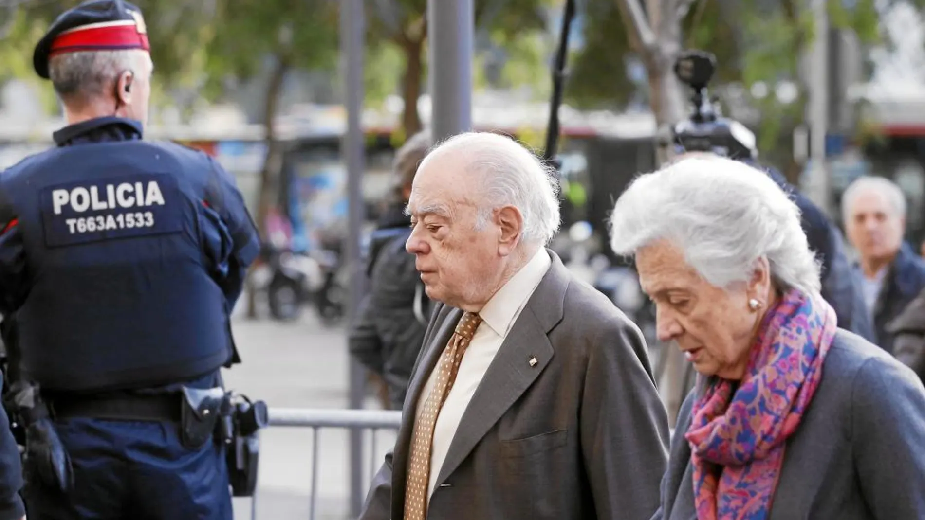 En la imagen, el ex president de la Generalitat, Jordi Pujol, y su esposa, Marta Ferrusola