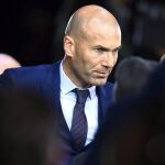 El entrenador francés del Real Madrid, Zidane Zidane, posa ante los fotógrafos a su llegada a la gala 'The Best', el pasado 9 de enero de 2017