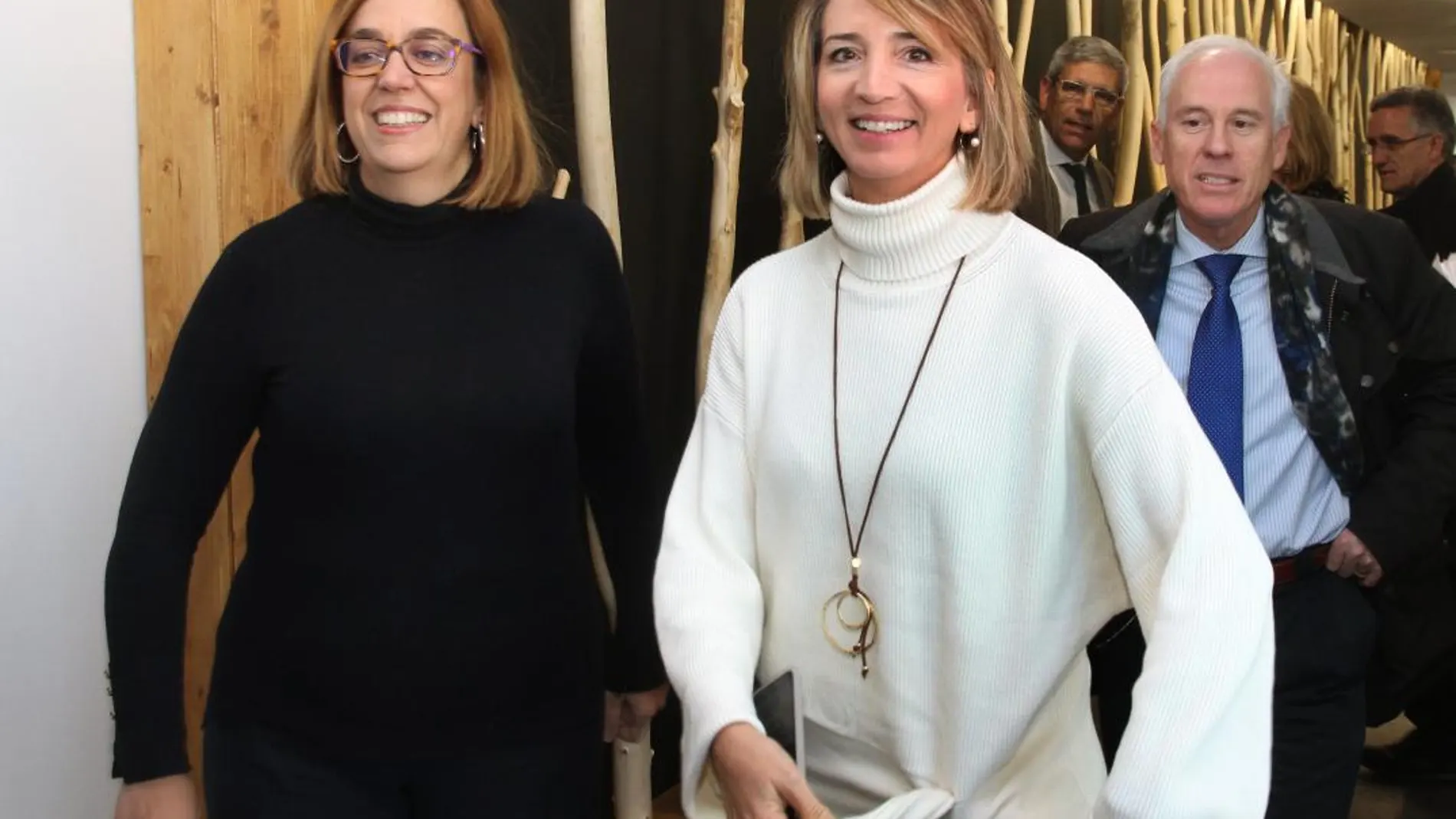 La consejera de Familia e Igualdad de Oportunidades, Alicia García; acompañada de la presidenta de la Diputación, Ángeles Armisén, entre otros, visita el CEAS de la localidad palentina de Guardo