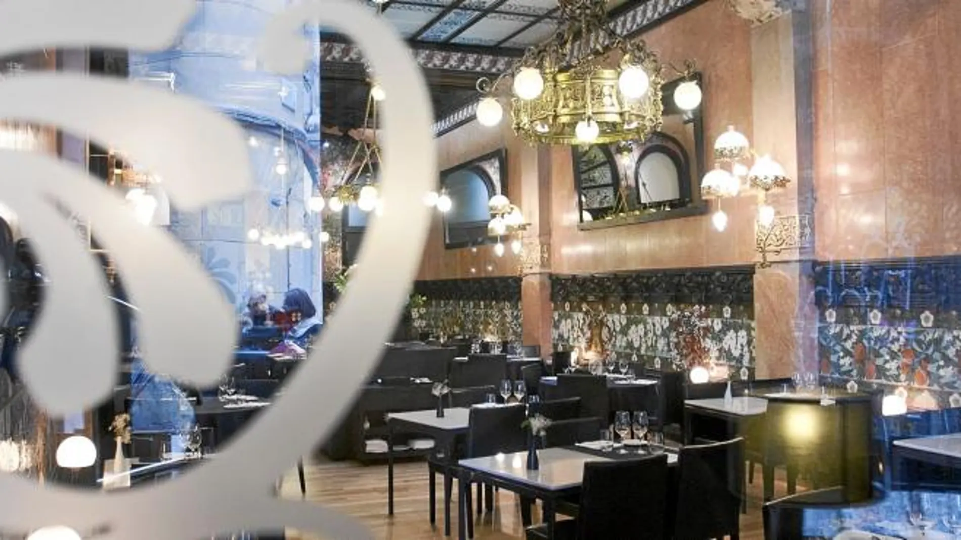 El comedor de la Fonda España es una obra del modernismo creada por Lluís Domènech i Muntaner