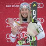 La austriaca con el trofeo tras imponerse en el descenso celebrado en Lake Louise