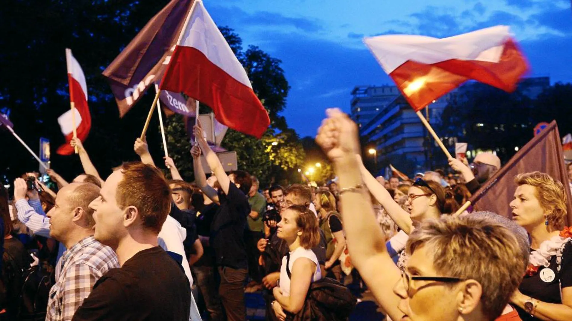 Miles de polacos salieron ayer a las calles de Varsovia para protestar contra las medidas del Gobierno