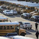 Conductores del servicio de autobuses escolar esperan órdenes tras las las "amenzas no especificadas"contra los colegios en Los Angeles, California,