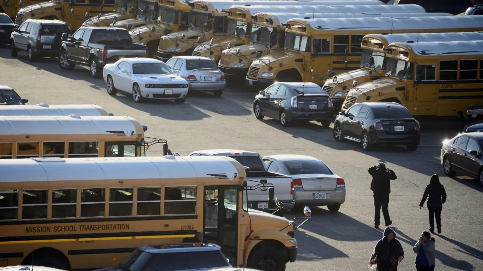 Conductores del servicio de autobuses escolar esperan órdenes tras las las "amenzas no especificadas"contra los colegios en Los Angeles, California,
