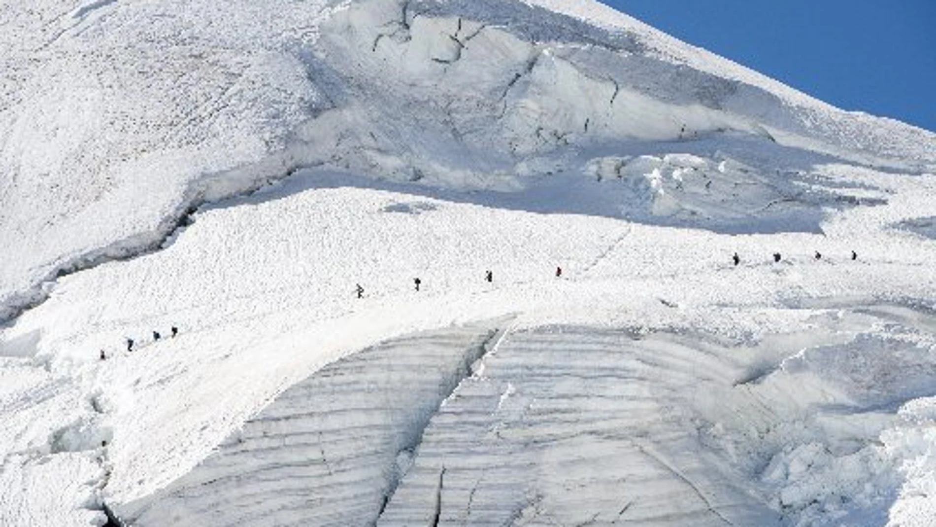 Un grupo de montañeros realizando una ruta en la montaña Allalinhorn en Saas-Fee (Suiza)