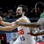 El escolta del Real Madrid Sergio Llull (i) entra a canasta presionado por el alero congoleño Christian Eyenga, de Unicaja.