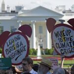 Manifestantes a las puertas de la Casa Blanca pidiendo a Trump que respete los Acuerdos de París, el pasado mes de junio