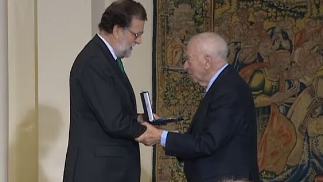 El presidente del Gobierno entrega al periodista Tico Medina la medalla de oro al mérito del trabajo