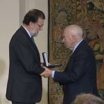 El presidente del Gobierno entrega al periodista Tico Medina la medalla de oro al mérito del trabajo