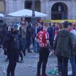 Hinchas del PSV en la Plaza Mayor, donde provocaron graves destrozos