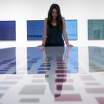 Una visitante ante la obra «El color en el diario (espectro cromático)